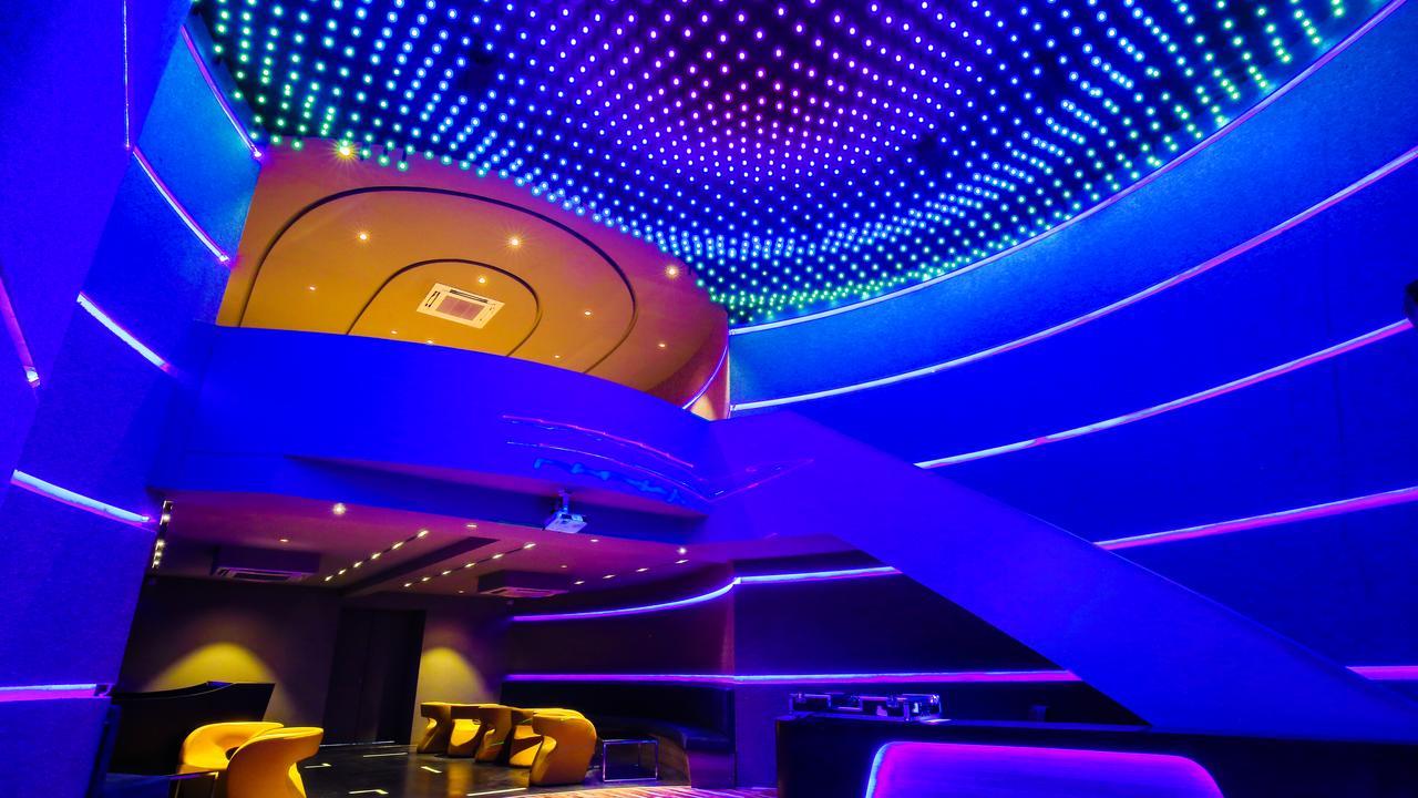 The Weekend Address Hotel Сурат Екстериор снимка