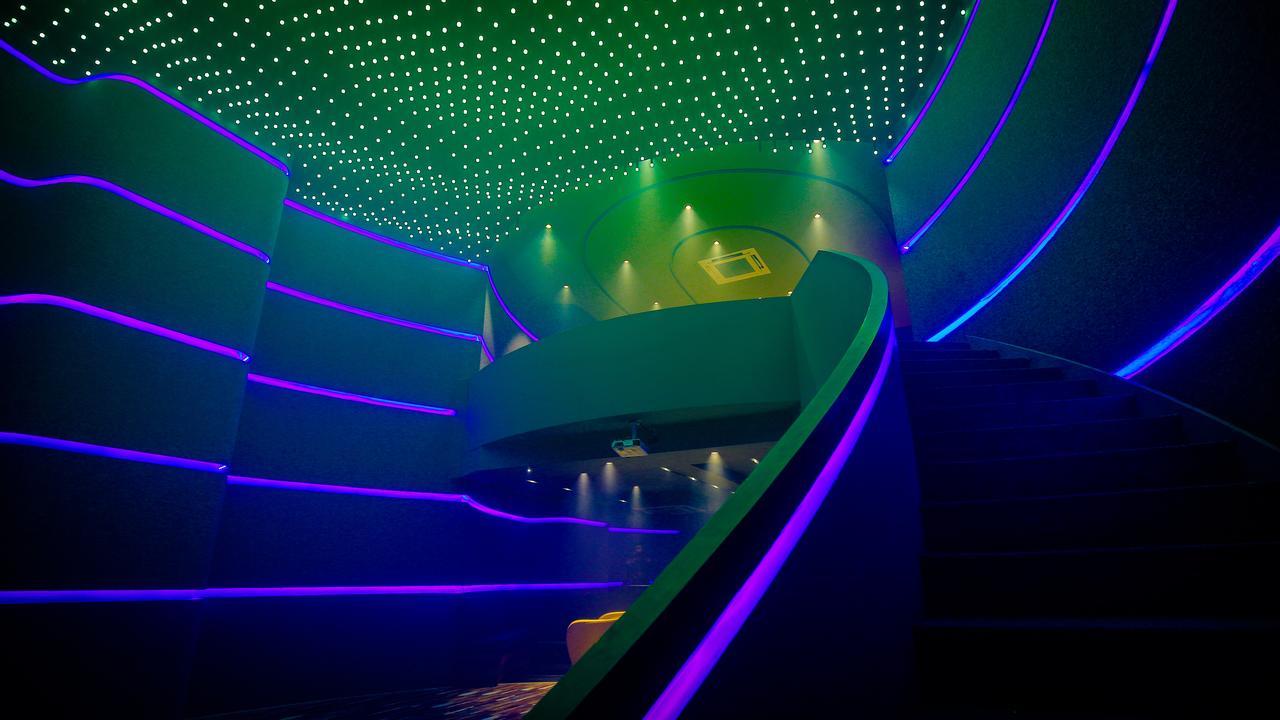 The Weekend Address Hotel Сурат Екстериор снимка