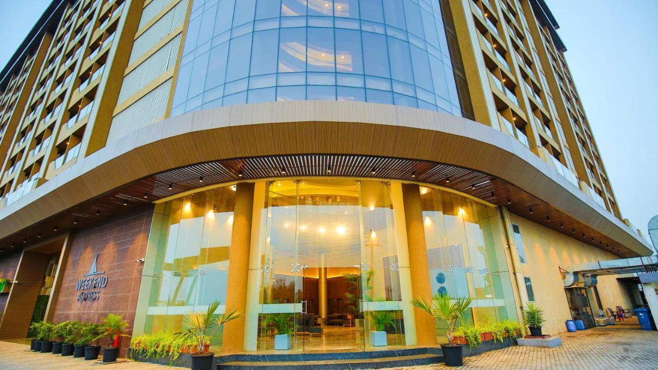 The Weekend Address Hotel Сурат Екстериор снимка
