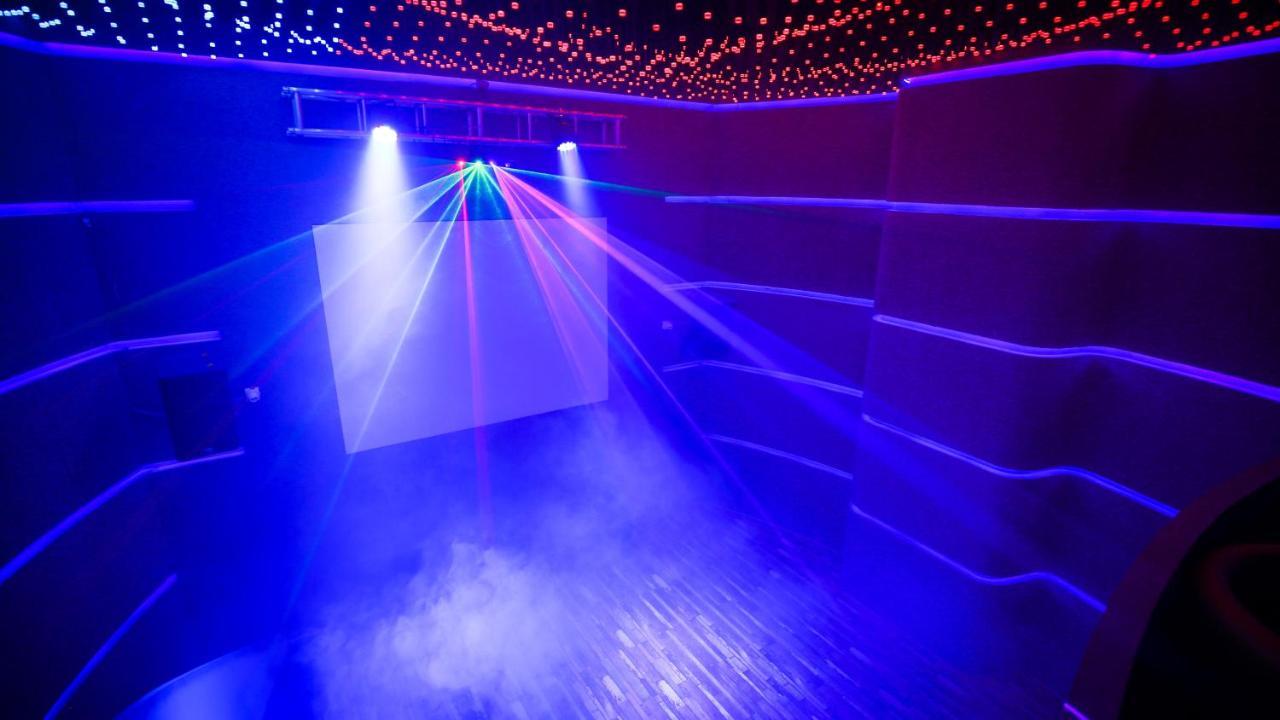 The Weekend Address Hotel Сурат Екстериор снимка