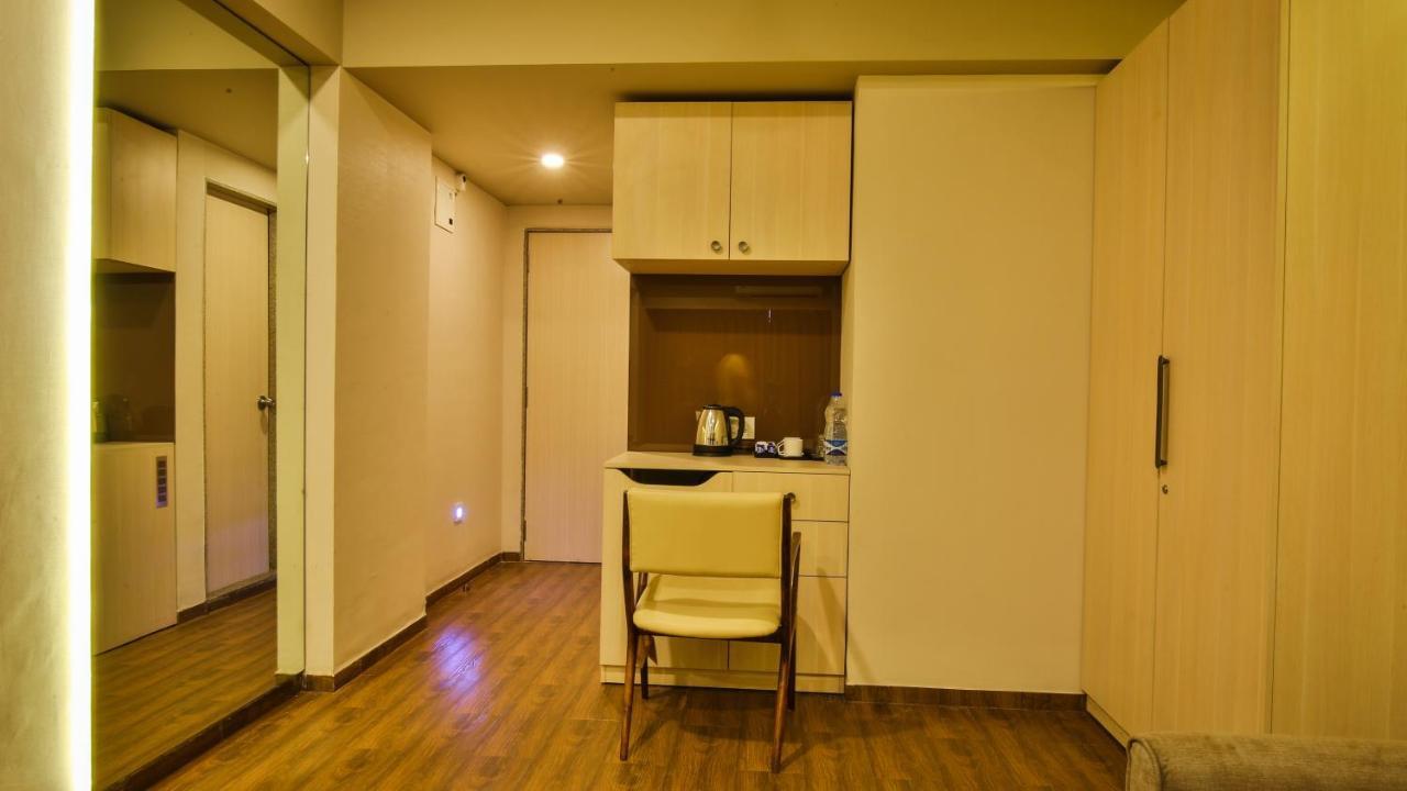 The Weekend Address Hotel Сурат Екстериор снимка